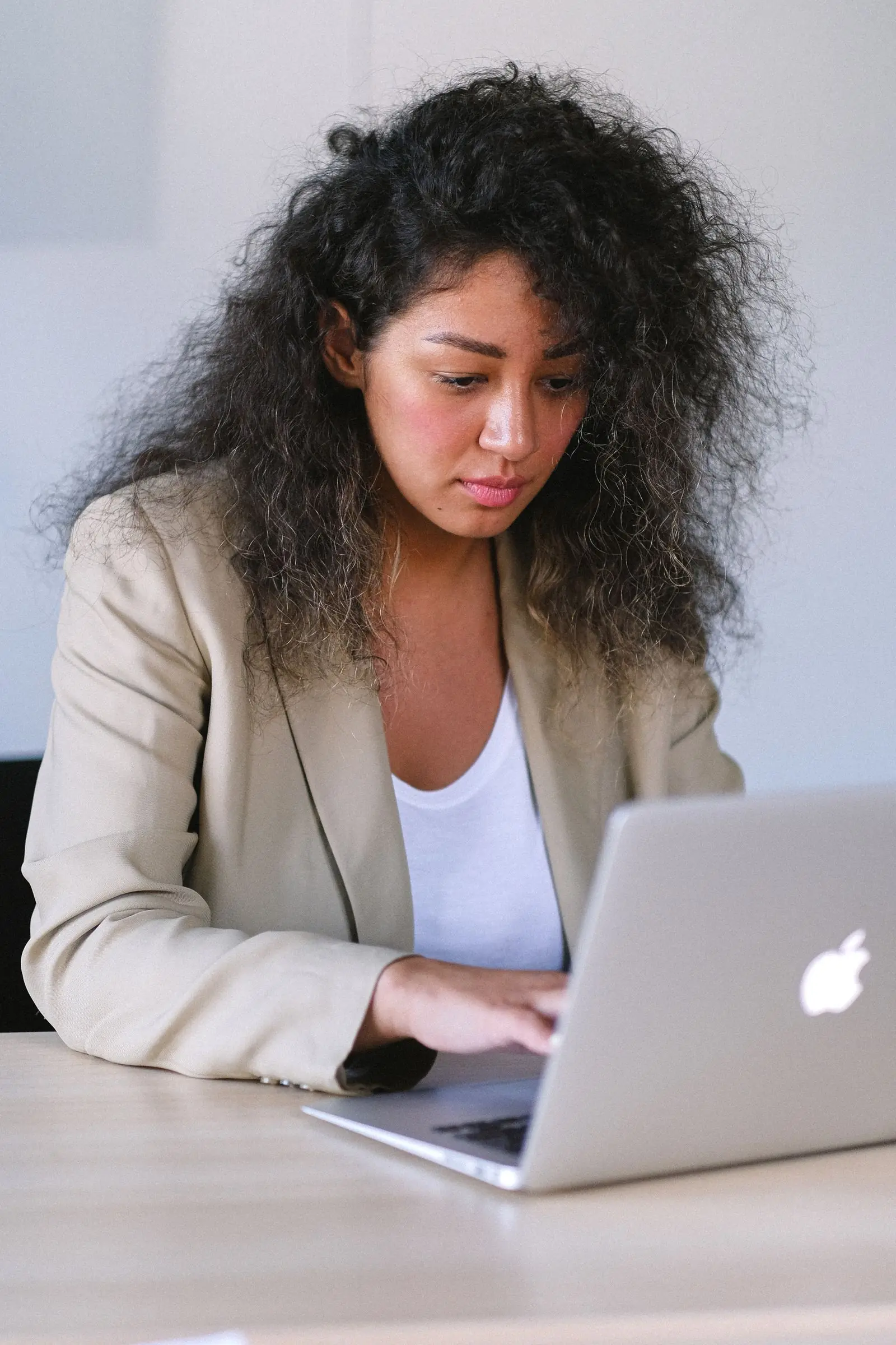 Professional raadpleegt informatie op een laptop aan een rustige werktafel